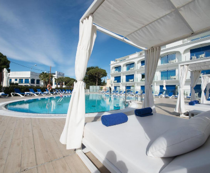 Foto de la tumbona para dos personas situada junto a la piscina de exterior que se encuentra en el Masd Mediterraneo Hotel Apartamentos Spa
